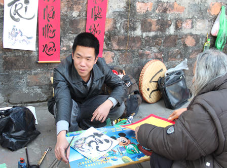 Người Hà Nội tấp nập xin chữ may mắn đầu năm